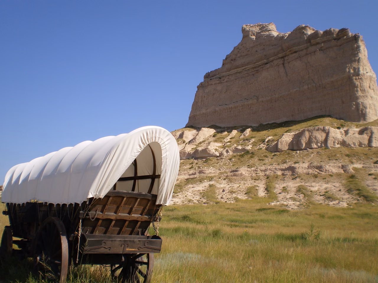 Scotts Bluff · Covered wagons beside the historic trail