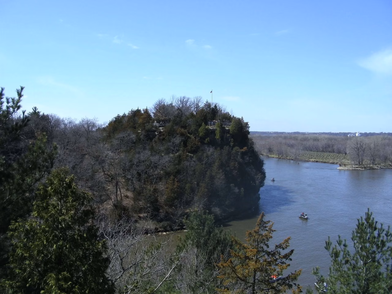 Starved Rock on the Illinois River · Wooded sandstone banks