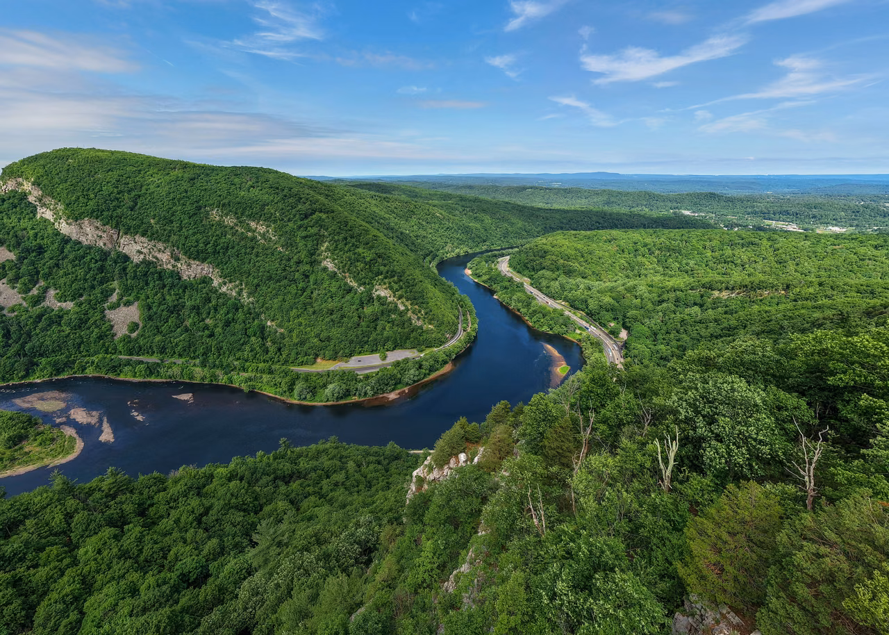 The Delaware River passes through a gap between Mountain Ridge in Pennsylvania and New Jersey.