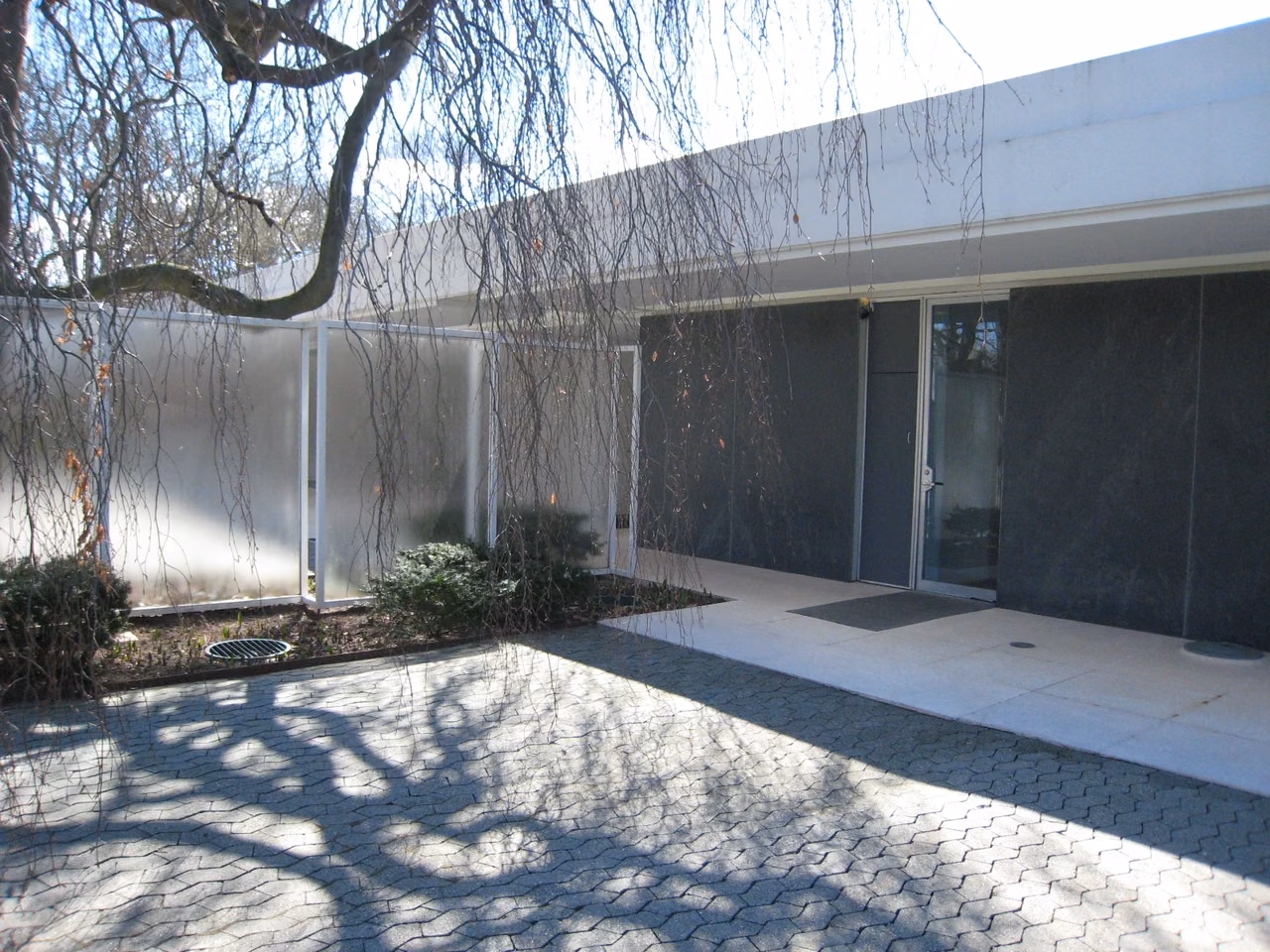 Miller House · Eaves, glass, and garden